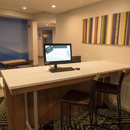 Holiday Inn Express & Suites - Warsaw - E Center By Ihg Buitenkant foto