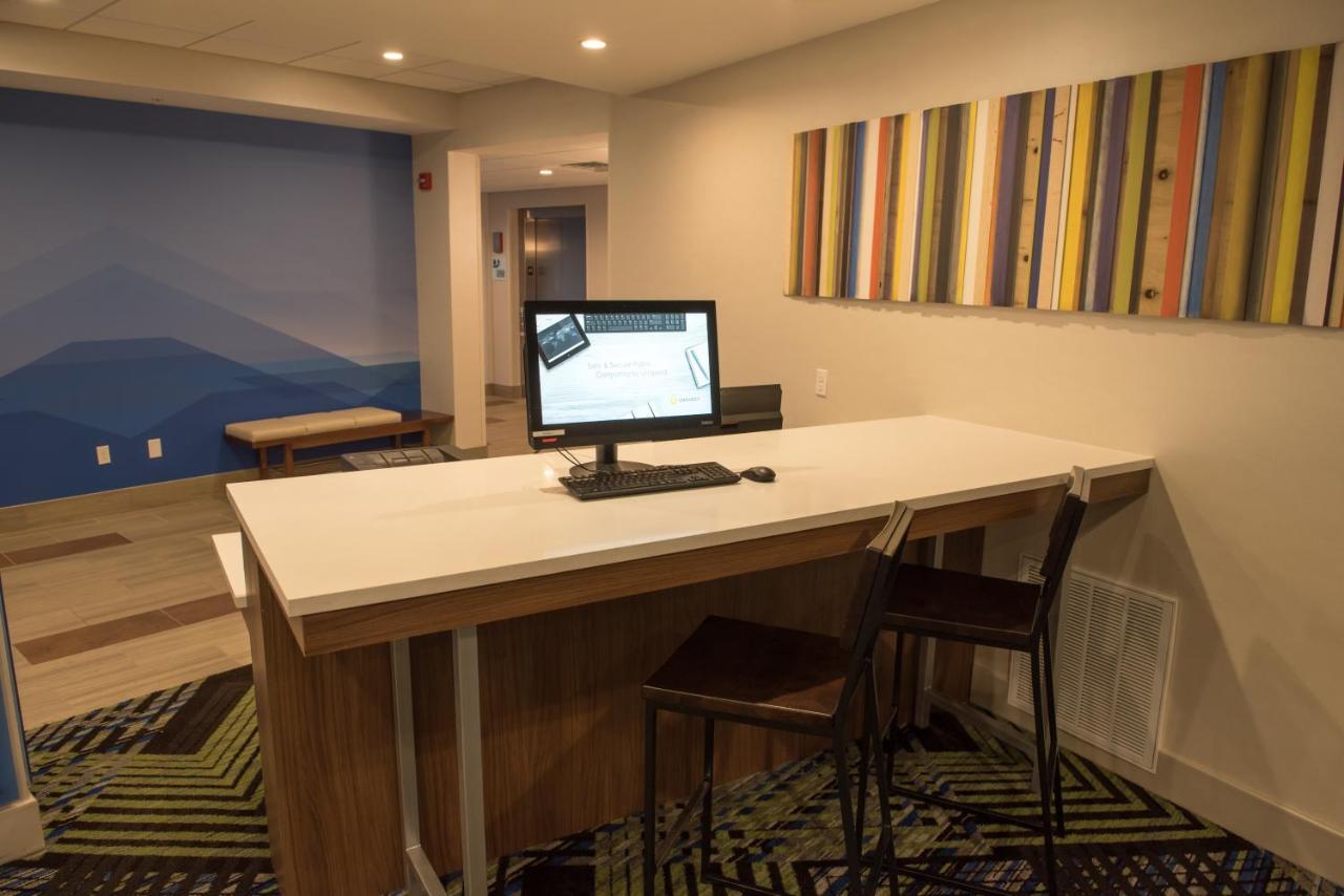 Holiday Inn Express & Suites - Warsaw - E Center By Ihg Buitenkant foto