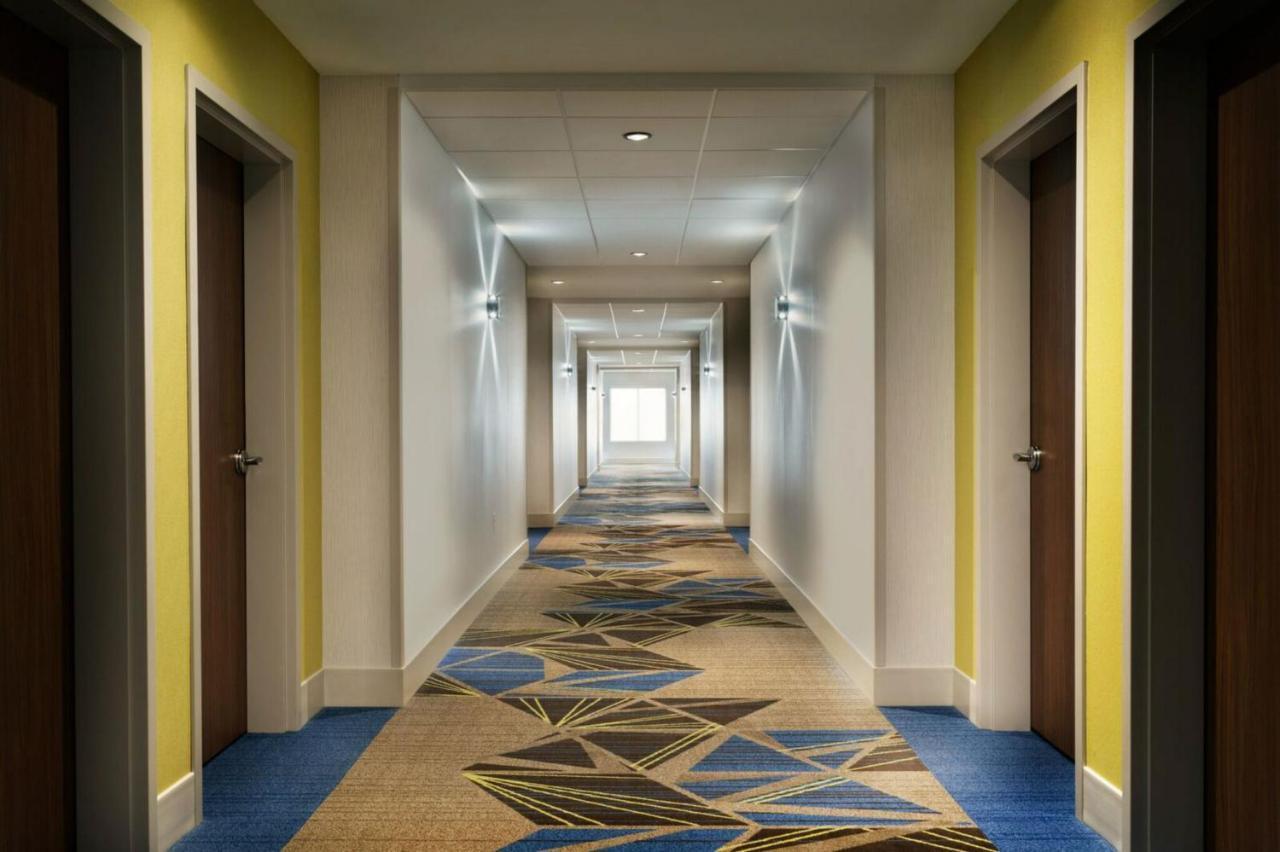 Holiday Inn Express & Suites - Warsaw - E Center By Ihg Buitenkant foto