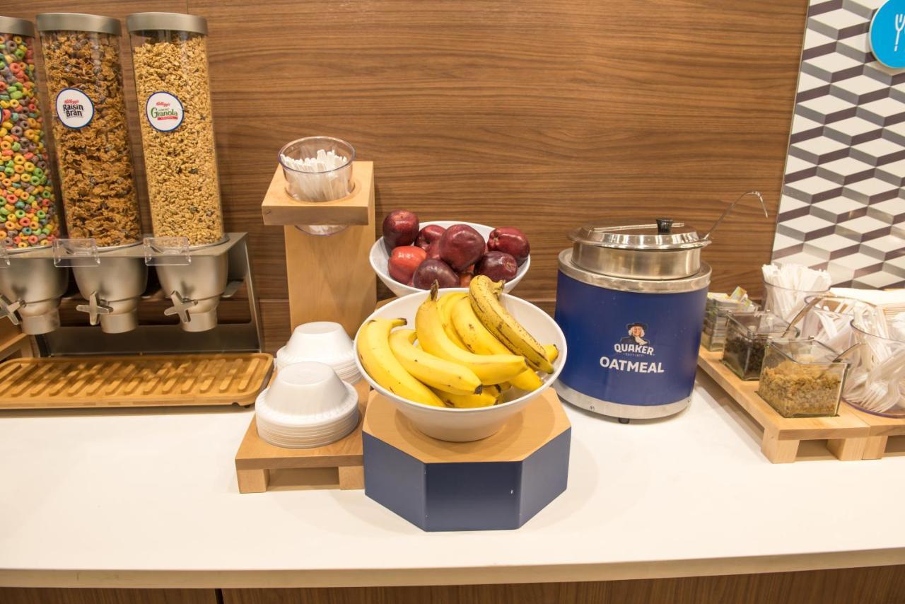 Holiday Inn Express & Suites - Warsaw - E Center By Ihg Buitenkant foto