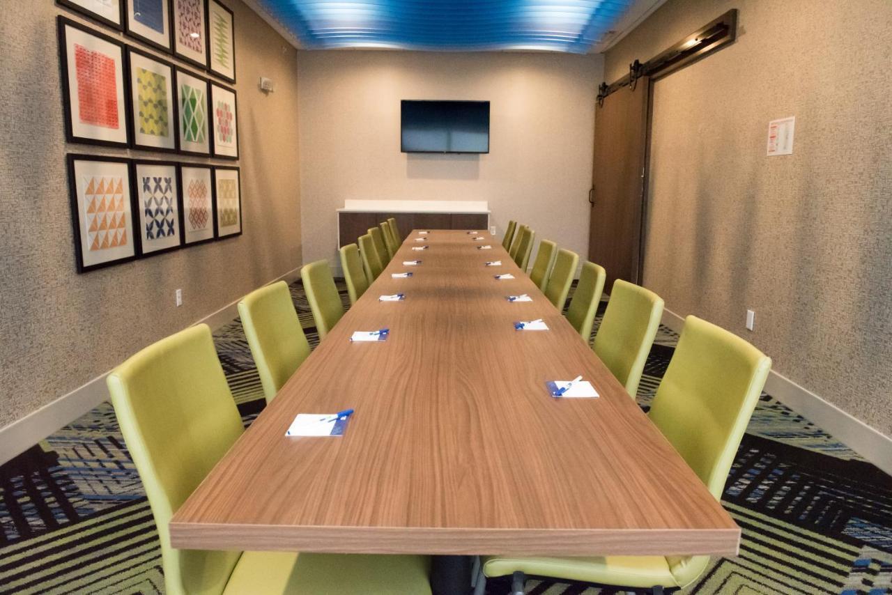 Holiday Inn Express & Suites - Warsaw - E Center By Ihg Buitenkant foto