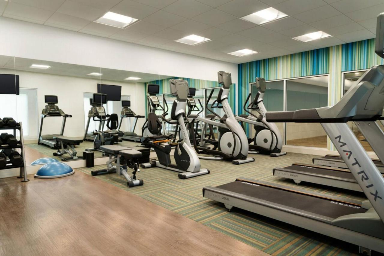 Holiday Inn Express & Suites - Warsaw - E Center By Ihg Buitenkant foto
