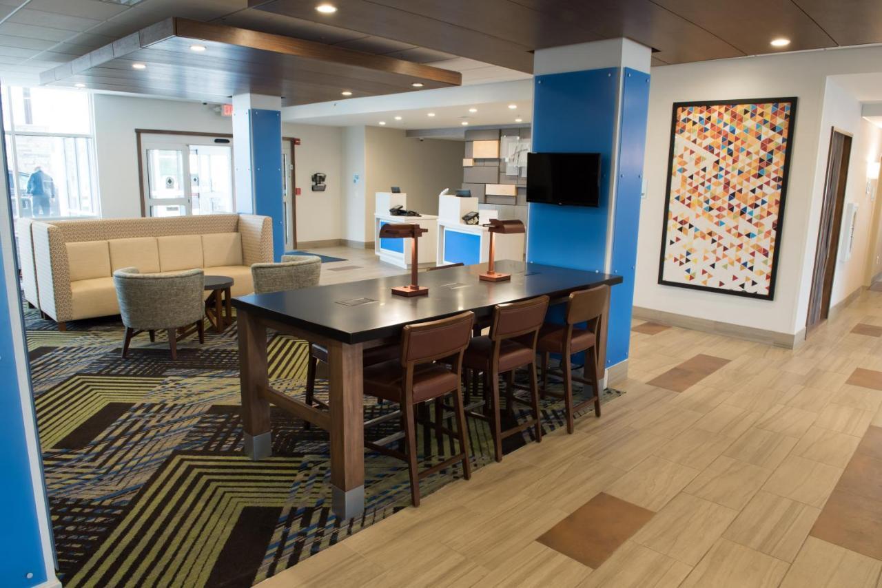 Holiday Inn Express & Suites - Warsaw - E Center By Ihg Buitenkant foto