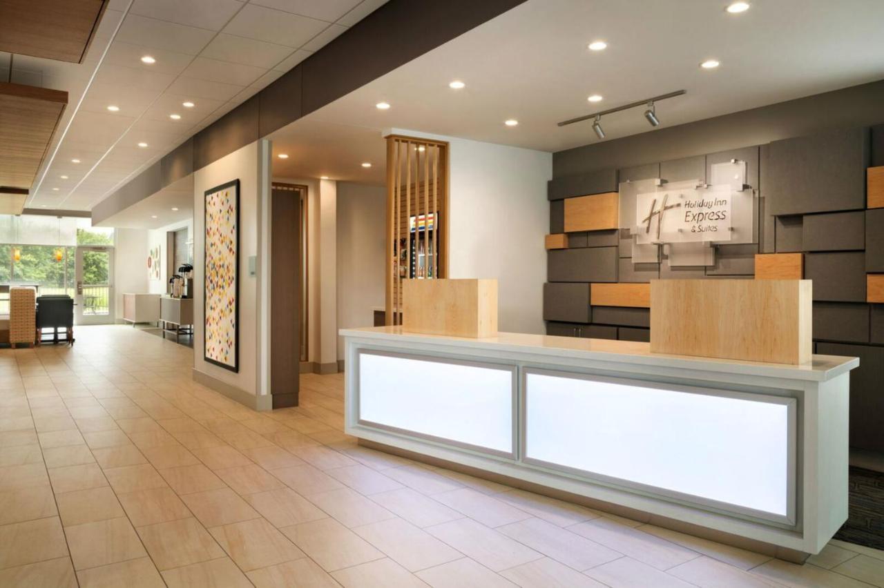 Holiday Inn Express & Suites - Warsaw - E Center By Ihg Buitenkant foto