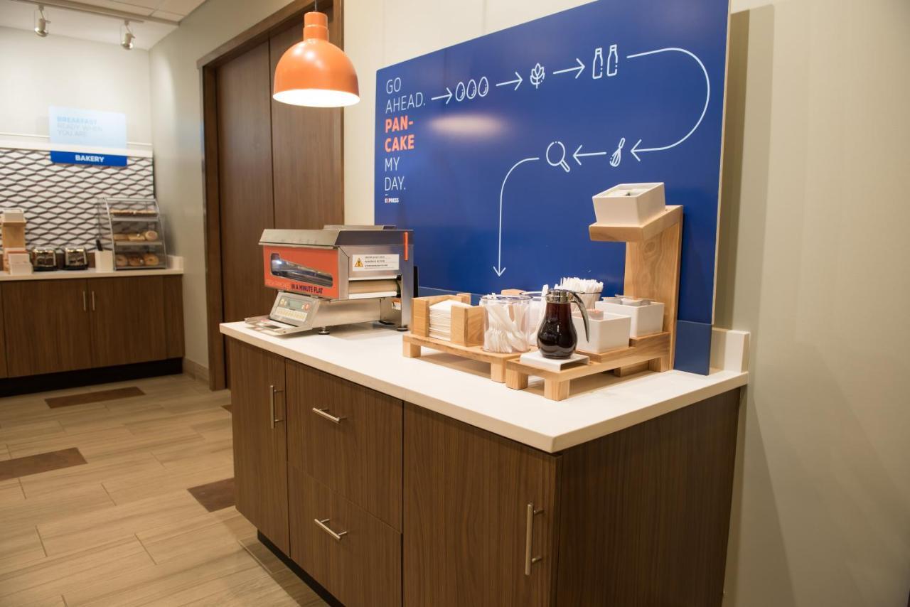 Holiday Inn Express & Suites - Warsaw - E Center By Ihg Buitenkant foto
