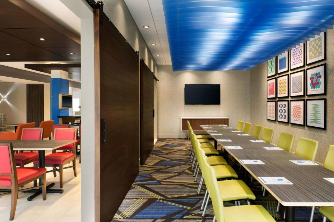 Holiday Inn Express & Suites - Warsaw - E Center By Ihg Buitenkant foto