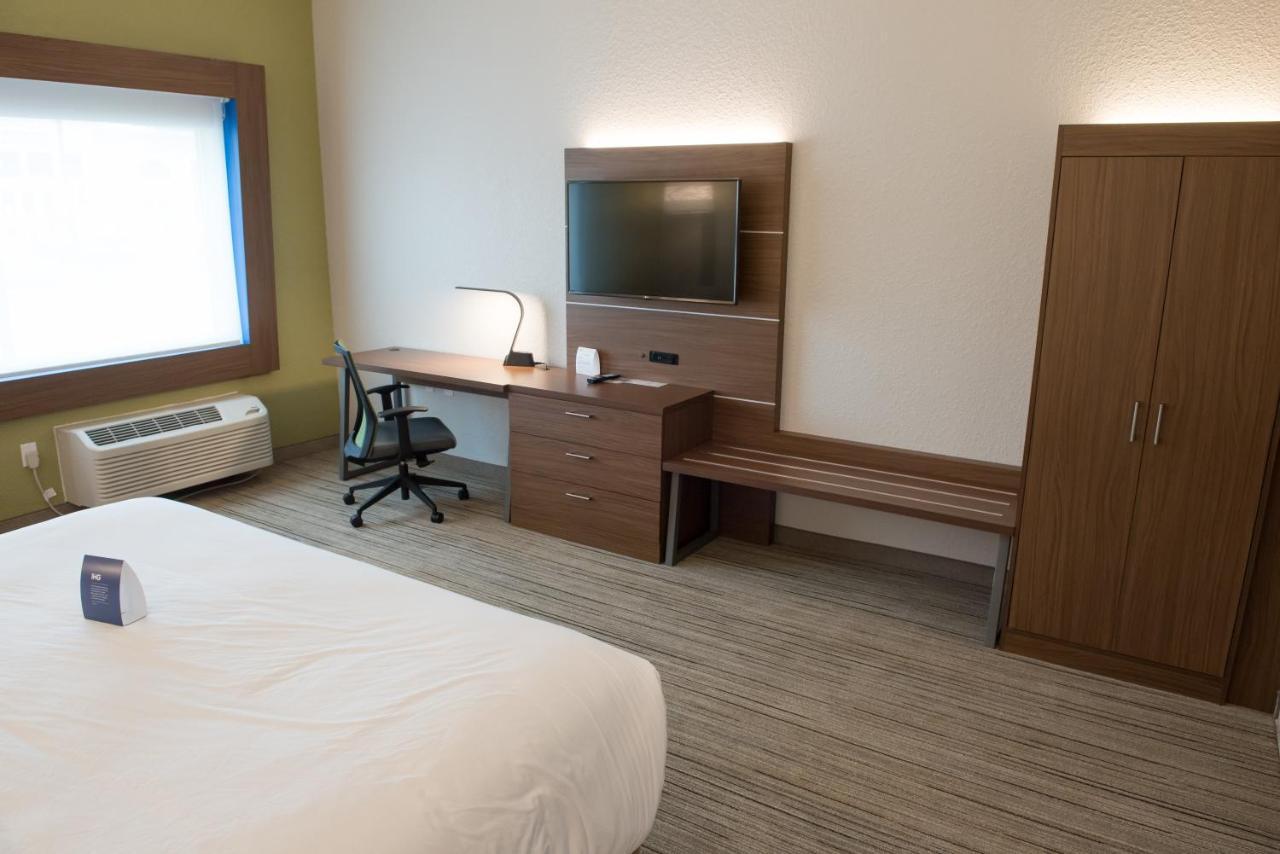 Holiday Inn Express & Suites - Warsaw - E Center By Ihg Buitenkant foto