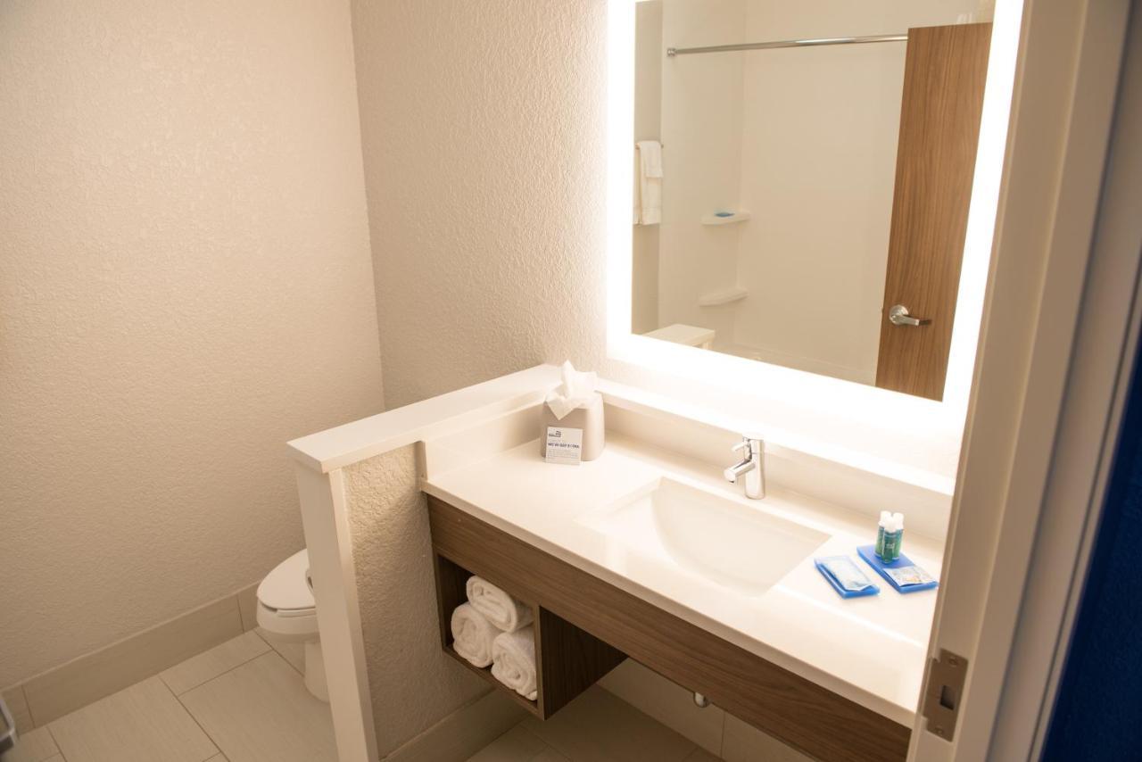 Holiday Inn Express & Suites - Warsaw - E Center By Ihg Buitenkant foto